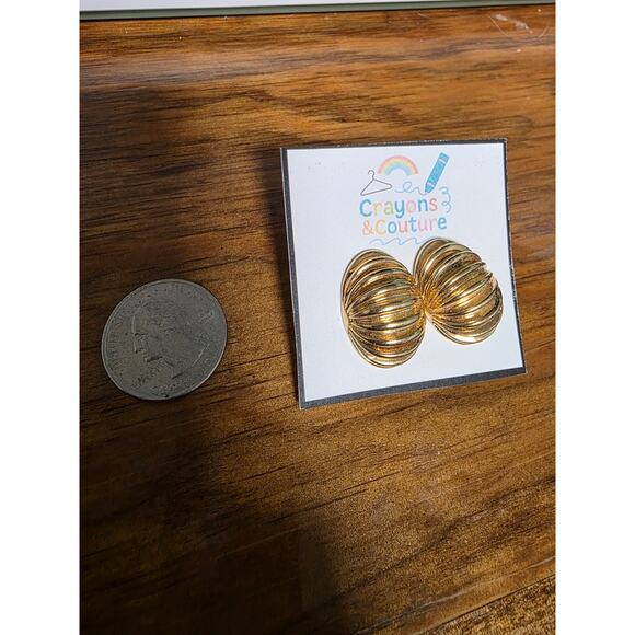 GoldTone Shrimp Ribbed Oval Earrings VTG Classy Statement - Picture 2 of 3